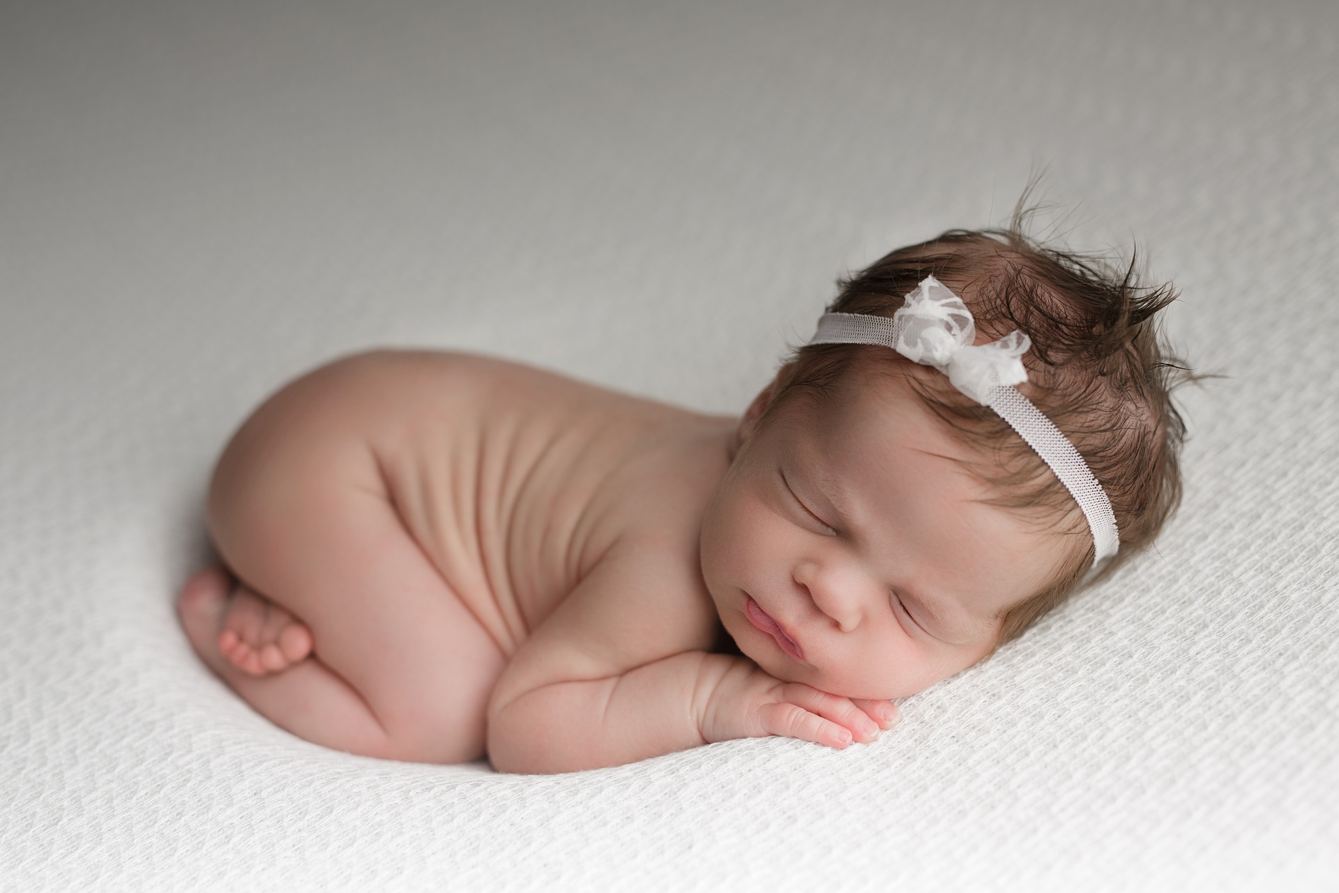 Când ședintele foto pentru nou-născuți pot deveni periculoase: ce spun specialiștii